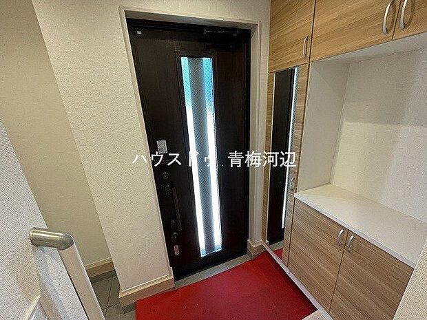 玄関：玄関ドアのスリットからの採光は、玄関に適度な明るさと光のアクセントをくわえてくれます。