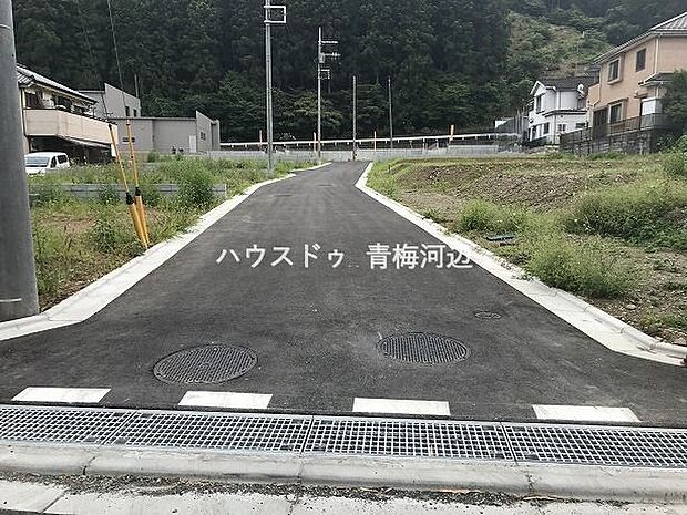 【西側 前面道路】幅員約5mの前面道路です。車がすれ違える道幅です。車1台とベビーカーですれ違っても余裕のある道幅は安心ですね。