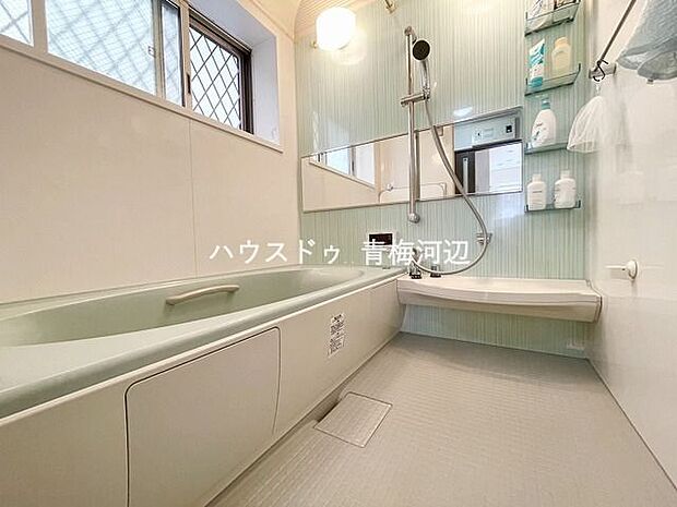 淡いグリーンの色合いの壁の浴室です。優しい色合いのバスルームなので1日の疲れを癒すことができますね。窓がついているので換気もしっかりできます。