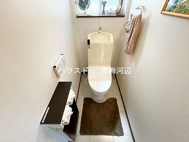 トイレ：ホワイトを基調とした清潔感のあるトイレです。ペーパーホルダーが2つあるのはうれしいですね。その上に小物を置くことができます。