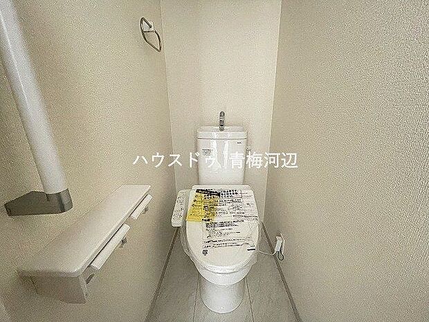 トイレ：ホワイトを基調とした清潔感のあるトイレです。ペーパーホルダーが2つあるのはうれしいですね。その上に小物を置くことができます。