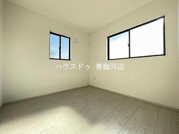 4.5帖洋室：大きな窓からたっぷりの日差しが入り、明るいお部屋になっています。