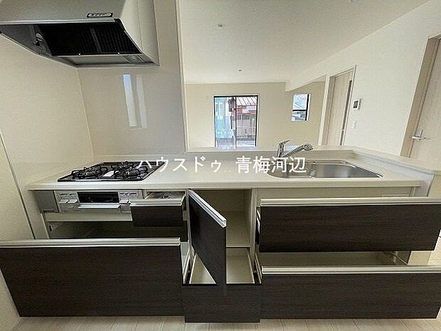 キッチン収納：たっぷりと収納スペースがあるので、調理小物などをしまうことができます。