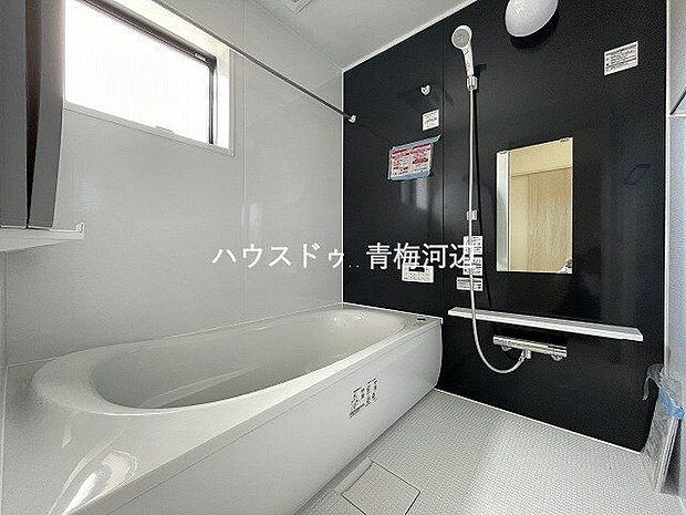 浴室：落ち着いた色合いの壁の切り替えがある浴室です。カウンタースペースや棚があるのでシャンプーなどを置くことができます。