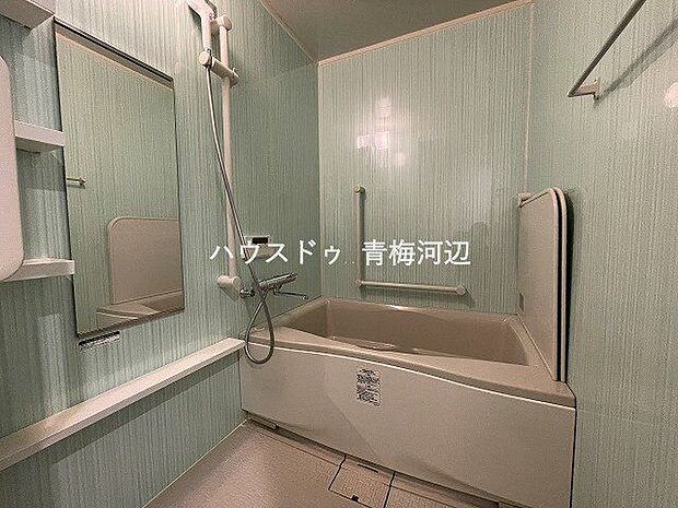 壁の色がオシャレな空間を演出してくれる浴室です。