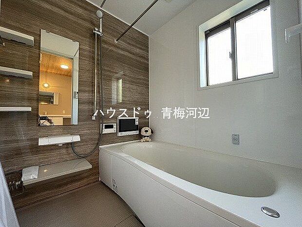 浴室：落ち着いた色合いの壁の切り替えがある浴室です。カウンタースペースや棚があるのでシャンプーなどを置くことができます。窓もあり換気もしっかりできますね。