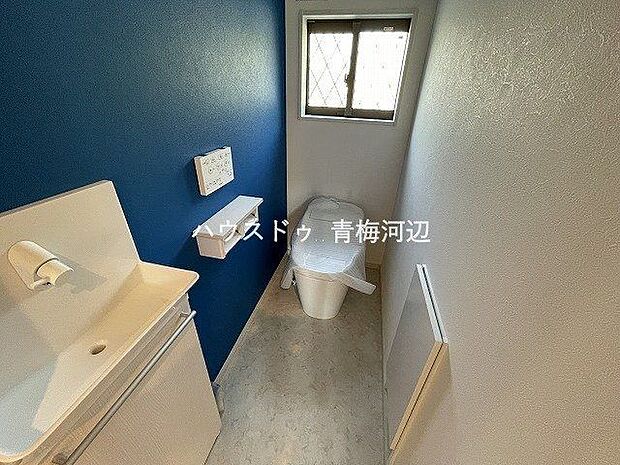 トイレ：デザイン壁を採用したタンクレストイレは、表情豊かなオシャレな空間です。ウォシュレット付きです。入り口の近くには収納がありトイレットペーパーのストックやお掃除グッズなどをしまうことができます。