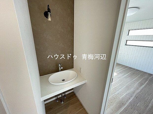 2階洗面台：1階まで下りずに手洗いができますね。朝の忙しい時間帯も混みあわず助かりますね。