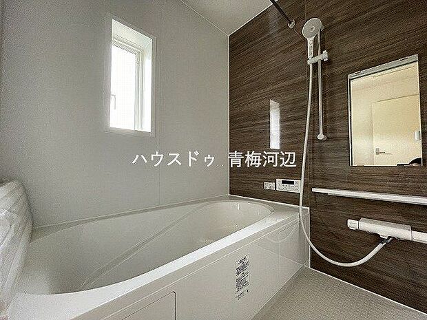 浴室：小窓が付いて湿気を逃がす浴室には浴室乾燥機が完備♪雨の日でも干す場所に困りません！