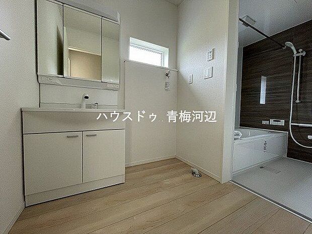 洗面所：ホワイトを基調とした洗面所で、洗面台の下には収納スペースがあるので、散らかりがちな小物をスッキリと片付けることができます。