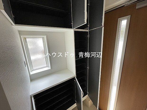 下駄箱：たっぷりと収納することができるので、玄関をすっきり片付けることができます。