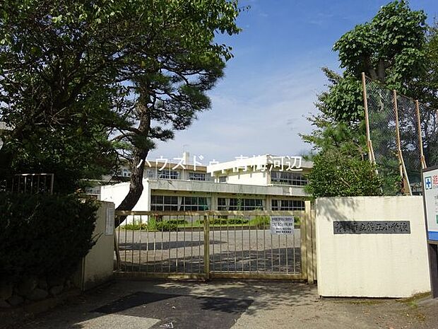 青梅第五小学校第五小学校　梅の名所　吉野梅郷にある小学校豊かな自然に囲まれ今日も子供たちが学んでいます　1学年2〜3クラス 600m
