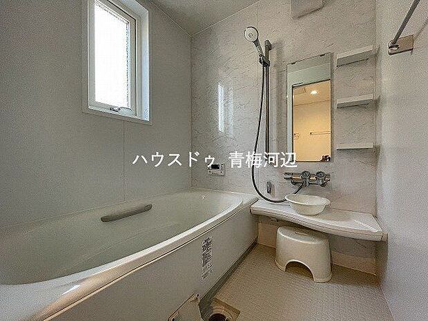 浴室：広めの浴槽なので、お子様とのバスタイムを楽しむことができそうです。一人でのバスタイムでもゆったり過ごすことができ、1日の疲れもしっかり癒すことができそうです。