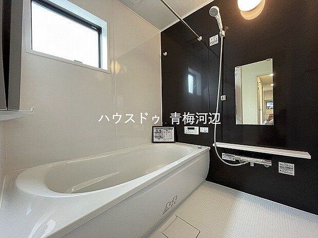 浴室：小窓が付いて湿気を逃がす浴室には浴室乾燥機が完備♪雨の日でも干す場所に困りません！カウンタースペースや棚があるのでシャンプーなどを置くことができます。