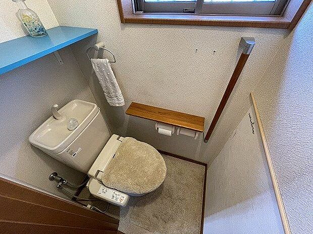 白を基調としたシンプルな壁紙のトイレになります。2階にも設置されているのでお部屋からの移動も短縮できますね。
