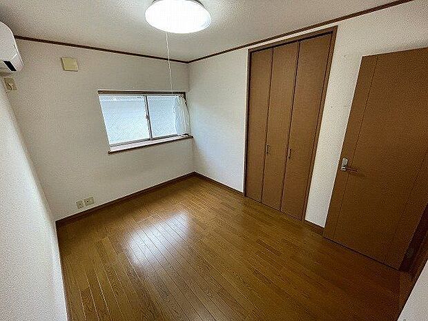 6帖洋室：小ぶりなお部屋ですが、収納もしっかりとあるので、お部屋を広く使えます。