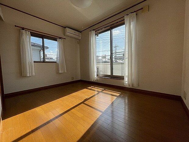6.5帖洋室：バルコニーにつづく大きめの窓からたっぷりと日差しが降り注ぎます。2面採光なので、明るいお部屋でもちろん風通しも良好です。