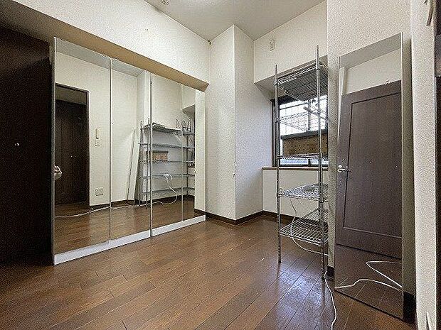 4.5帖洋室：小ぶりなお部屋ですが、収納もしっかりとあるので、お部屋を広く使えます。窓から光が入り明るい空間になっています。