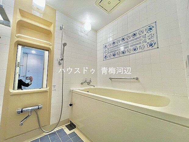 清潔感のある浴室です。シャンプーなどを置くスペースもあります。