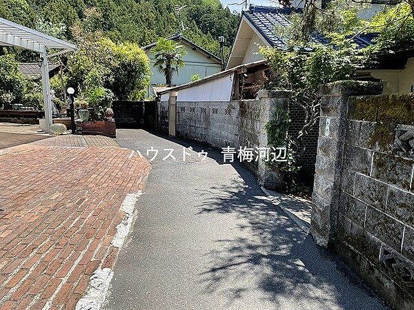 【北側前面道路】幅員約3m以下の前面道路です。大型車が入ってこれないので、騒音などの心配はありません。