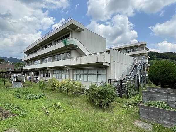 青梅市立第六小学校青梅線の二俣尾駅から歩いて6分、山や川に囲まれた自然豊かな学校です。全校児童の内約半数は電車で通っています　1学年1クラス 720m