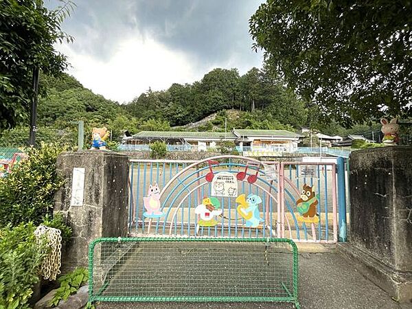 二俣尾保育園少人数の家庭的雰囲気の保育園で、自然いっぱいの環境を活かし毎日元気に過ごしています。木の香りのお部屋、広い園庭でのびのびと生活しています。 1060m