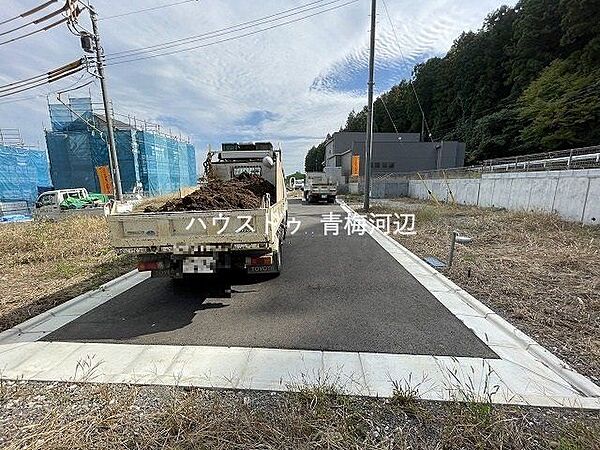 【北東側 前面道路】幅員約5mの前面道路です。車がすれ違える道幅です。車1台とベビーカーですれ違っても余裕のある道幅は安心ですね。