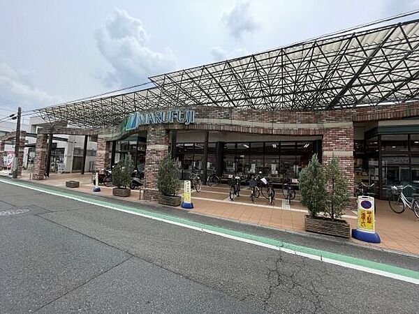 マルフジ　千ヶ瀬店マルフジ千ヶ瀬店では無料送迎バスを運行営業時間：平日（祝日）朝9：30～夜9：00土曜・日曜朝9：00～夜9：00 1500m