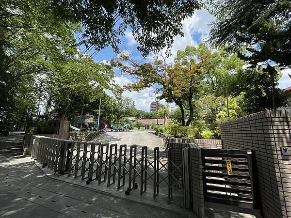 福島学園幼稚園集団生活における躾、生活習慣等、しっかりと教育してくれる園。自然環境豊かで教育熱心。水泳の時間等があり特色が優れている。 1610m