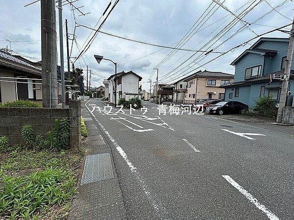 南側前面道路：普通車が余裕を持ってすれ違うことの出来る道幅です。
