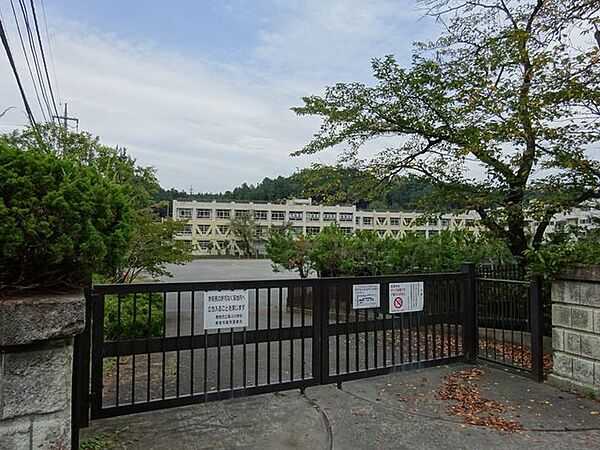 青梅市立第四小学校四季を通じて野鳥の声が聞こえる、花々に囲まれた校舎 680m