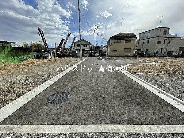 【北側前面道路】幅員約5mの前面道路です。お子様と手を繋いで歩いている横を車が通り抜けれる道幅となっています。安心してお子様と一緒にお出掛けする事が出来ます。