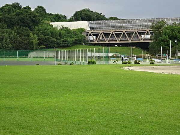 河辺下グラウンドテニスコートや野球場と並んでサッカー場もあります。整備されているので使いやすいです。 2330m