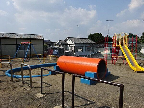 長淵3丁目児童遊園カラフルな遊具が揃っている公園です。スッキリと整備されているので、安心してお子様は遊ぶことが出来ます。 220m