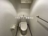 トイレ：トイレ：白を基調としたウォシュレット付きのトイレです。吊戸棚があるので買い置きのトイレットペーパーや掃除道具もしまっておけます。