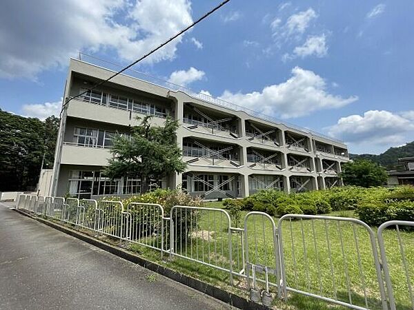 青梅市立西中学校基礎的・基本的内容の定着を図り、一人一人を生かす教育を重点とし、地域に根ざし、地域と共に歩む学校を目指している。 850m