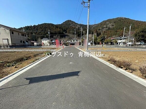 【西側 前面道路】幅員約6mの前面道路です。車がすれ違うのに十分な道幅です。車が2台と通行人も通れる幅となっています。