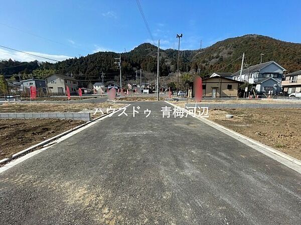 【北側 前面道路】幅員約6mの前面道路です。車がすれ違うのに十分な道幅です。車が2台と通行人も通れる幅となっています。