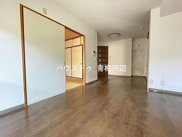 LDK10.5帖：バルコニーにつづく南向きの大きめの窓からたっぷりと陽射しが降り注ぎます。ご家族で気持ちよく過ごしていただけます。