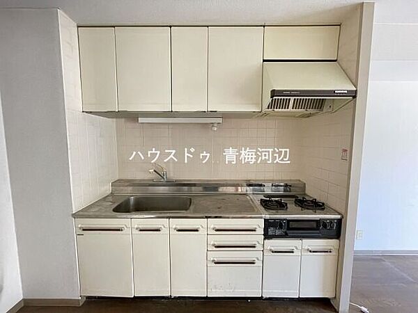 キッチン：ホワイトで統一された爽やかなキッチンスペースです。収納スペースもありますので調理器具も片づけられます。