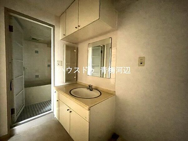 洗面所：洗面台には棚が付いていますので歯ブラシや髭剃りなども収納できます。