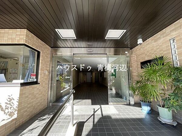 エントランス：落ち着いた雰囲気のエントランスです。
