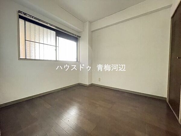 4.4帖洋室：暗くなりがちな北側のお部屋ですが窓もあるので1日中安定した採光を期待できそうです。