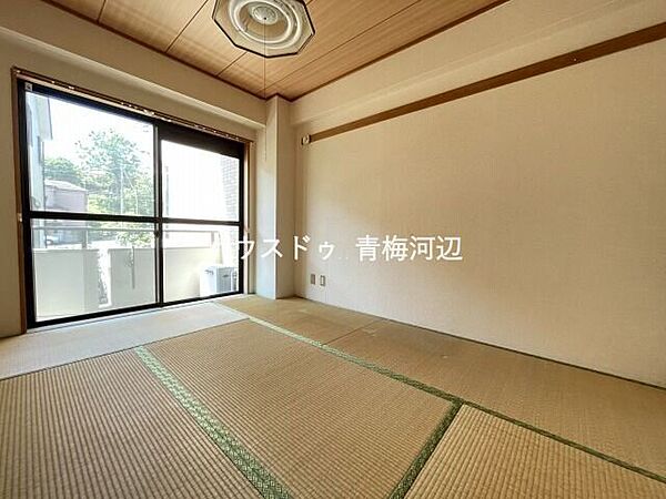 6帖和室：ダイニングキッチン隣接でキッチンにいてもご家族の様子を見ることができます。