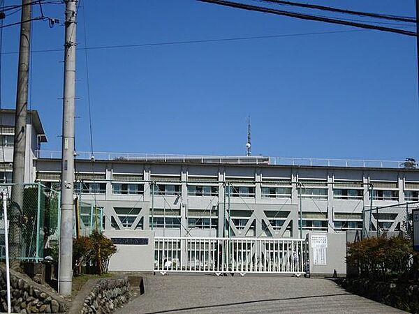 青梅市立第二中学校【教育目標】新しい時代を担う社会の一員としての自覚のもとに「自ら考え　進んで学ぶ生徒」「勤労と責任を重んじる生徒」「健やかな体と思いやりの心をもつ生徒」を育成する 1320m