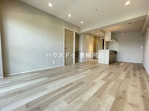 14帖リビング：優しい色合いのフローリングはどんな家具とも相性が良いですね。家族のくつろぎの空間になりそうです。