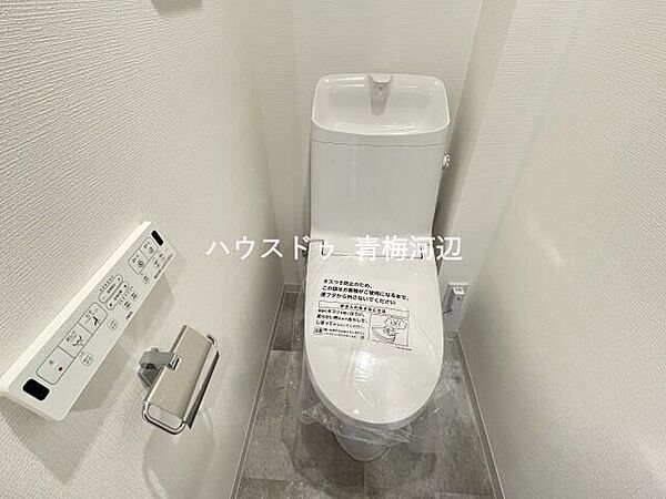 トイレ：リモコンタイプの温水洗浄便座で便座周りはスッキリ。タオル掛けやペーパーホルダーのデザイン性の高いおしゃれなトイレです。お客様にも自慢のできる空間になりそうですね。