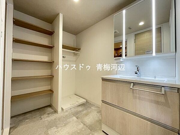 洗面所：洗面台周りの収納が豊富で、家族それぞれの洗面化粧道具やタオルもすっきりしまえそうですね。