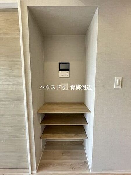 14帖リビング収納：家族の私物が集まりがちなリビングも、収納スペースがあればスッキリ片付きますね。常備薬などの共用アイテムもしまっておけます。