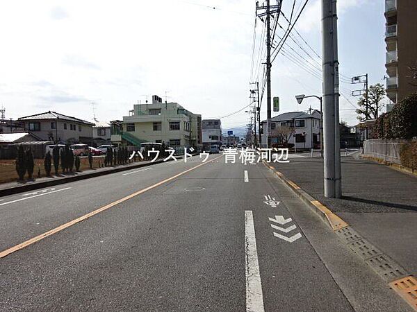 前面道路：歩道が整備されており、徒歩や自転車での移動も安心です。